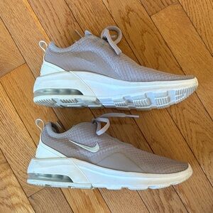 🩶 Women’s Nike Light Gray and White Sneakers 👟